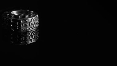 Eylül ayına sahip metal tekerlek siyah ve beyaza yansıyor.