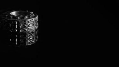 Metalik tekerlek Kasım ayını siyah beyaz yansıtıyor.