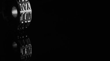 Haziran ayına sahip metal tekerlek siyah ve beyaza yansıyor.