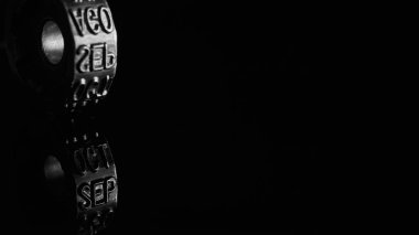 Eylül ayına sahip metal tekerlek siyah ve beyaza yansıyor.