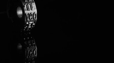 Ağustos ayındaki metal tekerlek siyah ve beyaz renge yansıyor.