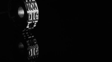 Aralık ayındaki metal tekerlek siyah beyaz yansıyor.