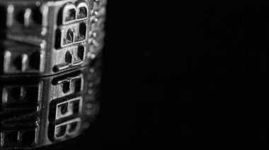 Şubat ayına ait metal tekerlek siyah beyaz yansıyor.