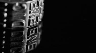 Ocak ayındaki metal tekerlek siyah ve beyaza yansıyor.