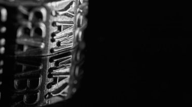 Mayıs ayındaki metal tekerlek siyah ve beyaz renge yansıyor.