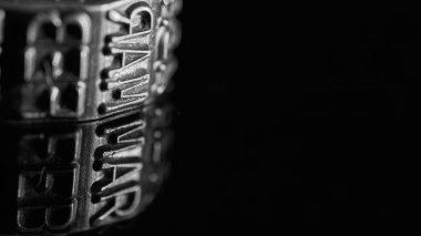 Metalik tekerlek, Mart ayı siyah beyaz yansıyor.