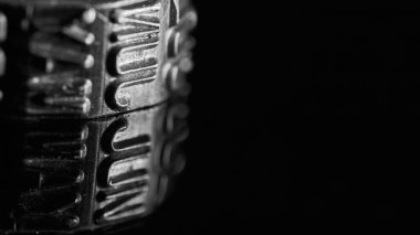 Haziran ayına sahip metal tekerlek siyah ve beyaza yansıyor.