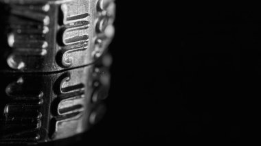 Metalik tekerlek temmuz ayını siyah beyaz yansıtıyor.