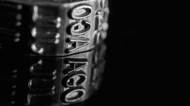 Ağustos ayındaki metal tekerlek siyah ve beyaz renge yansıyor.