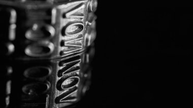 Metalik tekerlek Kasım ayını siyah beyaz yansıtıyor.