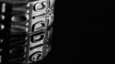 Aralık ayındaki metal tekerlek siyah beyaz yansıyor.