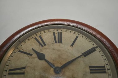 Beyaz duvardaki eski bir saatin detayları