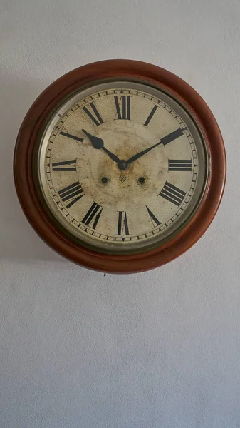 Beyaz Duvardaki Eski Bir Saatin Detayları — Stok fotoğraf