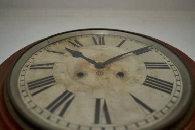 Beyaz duvardaki eski bir saatin detayları