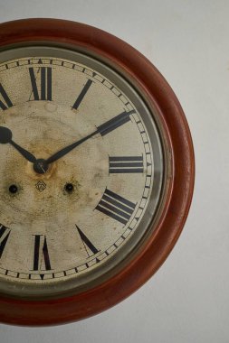 Beyaz duvardaki eski bir saatin detayları