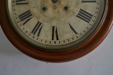 Beyaz duvardaki eski bir saatin detayları