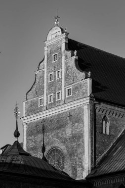 Eski bir kasaba mimarisinin siyah beyaz çekimi 