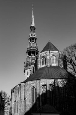 Eski bir kasaba mimarisinin siyah beyaz çekimi 