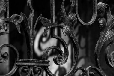 Metal çitli eski bir bina. 