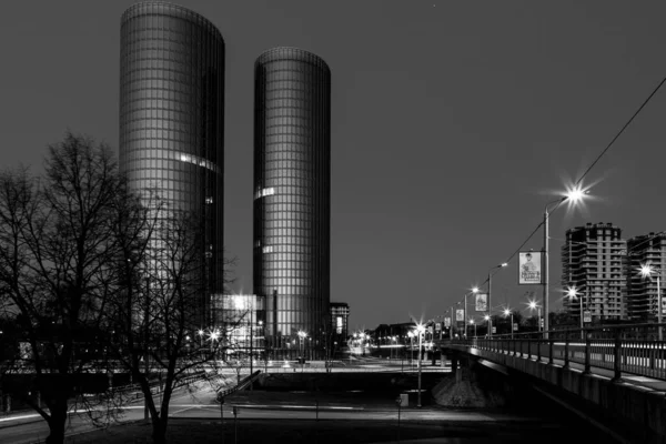 Gece şehrindeki modern binalar, siyah ve beyaz 