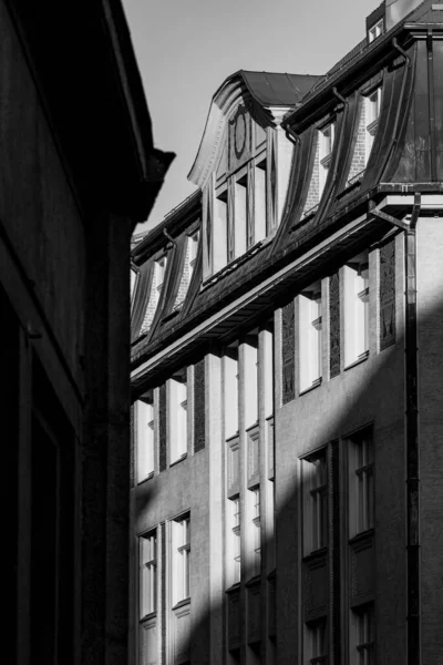 Черно Белый Снимок Архитектуры Старого Города — стоковое фото