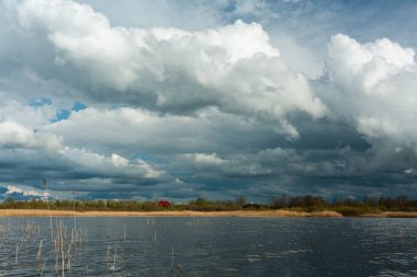 Nehir ve bulutlu gökyüzü. güzel doğa