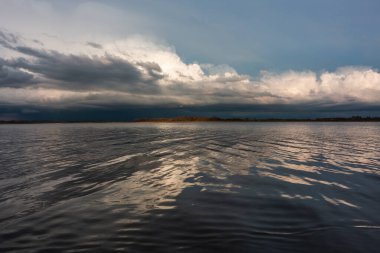 Yazın güzel nehir manzarası 