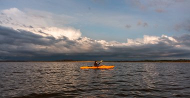 Nehirde kayak yapan kadın. 
