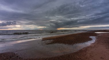 Kumsalda gökyüzünde fırtınalı bulutlar 