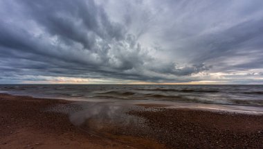 Kumsalda gökyüzünde fırtınalı bulutlar 