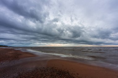 Kumsalda gökyüzünde fırtınalı bulutlar 