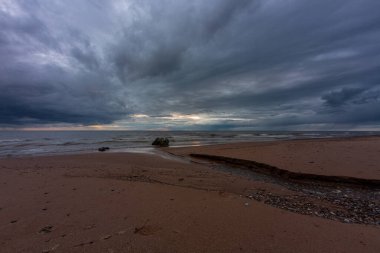 Kumsalda gökyüzünde fırtınalı bulutlar 