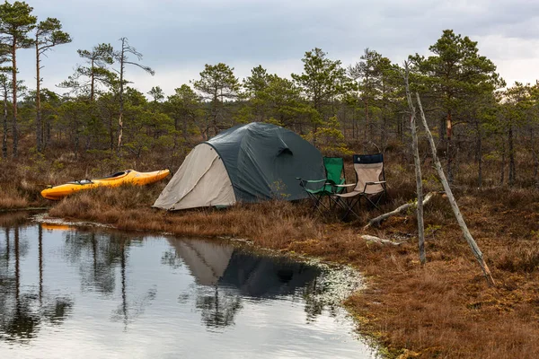 Nehirde Kamp Çadırı — Stok fotoğraf