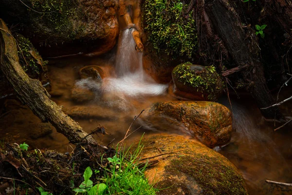 Der Wasserfall Den Bergen Mit Felsen — Stockfoto