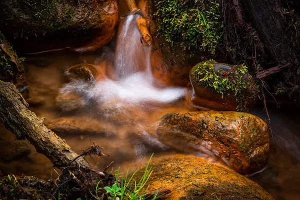 Der Wasserfall Den Bergen Mit Felsen — Stockfoto