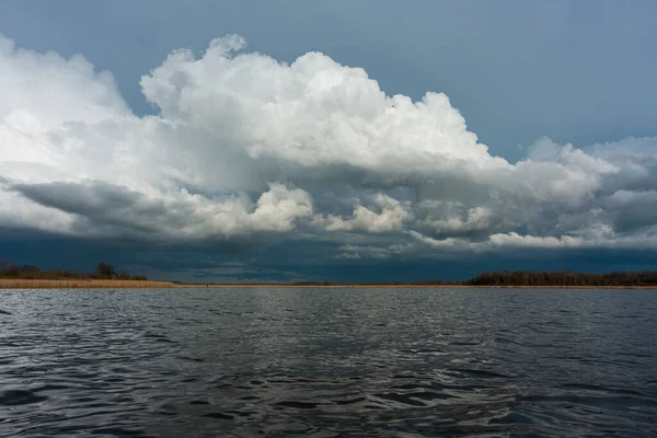 Vackert Landskap Med Sjö Och Mulen Himmel — Stockfoto