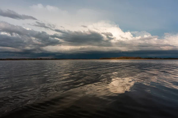 Hermoso Paisaje Con Lago Cielo Nublado — Foto de Stock