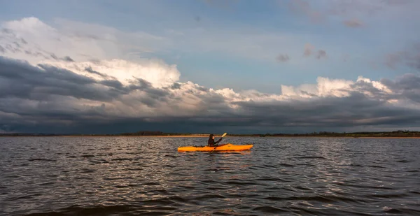 Mujer Kayak Río — Foto de Stock
