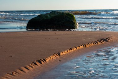 Taşlı deniz manzarası 