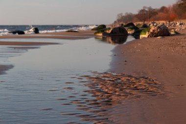 Taşlı deniz manzarası 