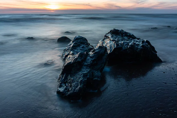 Şafak Vakti Kayalık Deniz Kıyısında Deniz Üzerinde Gün Batımı — Stok fotoğraf