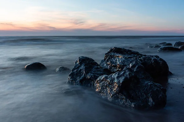 Rotsachtige Zeekust Bij Dageraad Zonsondergang Boven Zee — Stockfoto
