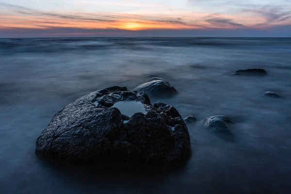 Rotsachtige Zeekust Bij Dageraad Zonsondergang Boven Zee — Stockfoto