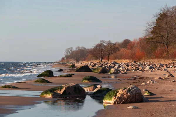 Schöne Aussicht Auf Die Meeresküste Mit Steinen — Stockfoto