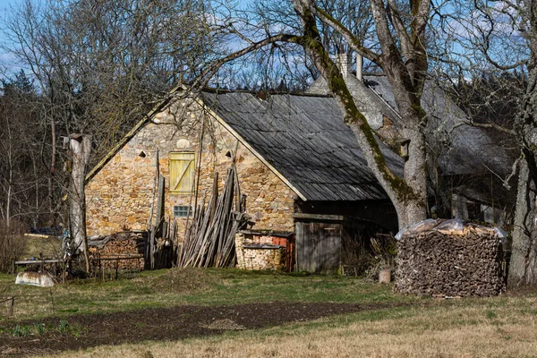 Kırsalda Terk Edilmiş Eski Bir — Stok fotoğraf