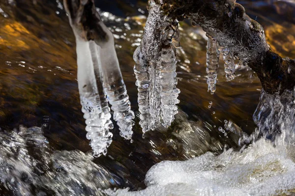 河流上的冰柱 — 图库照片