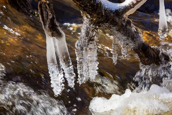 川の氷柱は — ストック写真