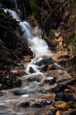 Sonbaharda dağda güzel bir şelale