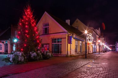 Geceleyin yılbaşı süslemeleri 