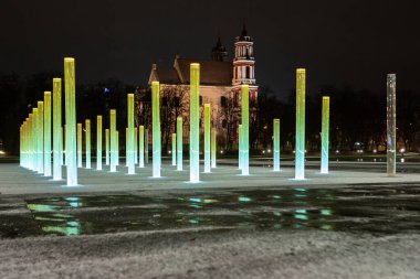 Kış zamanı şehrin gece manzarası 